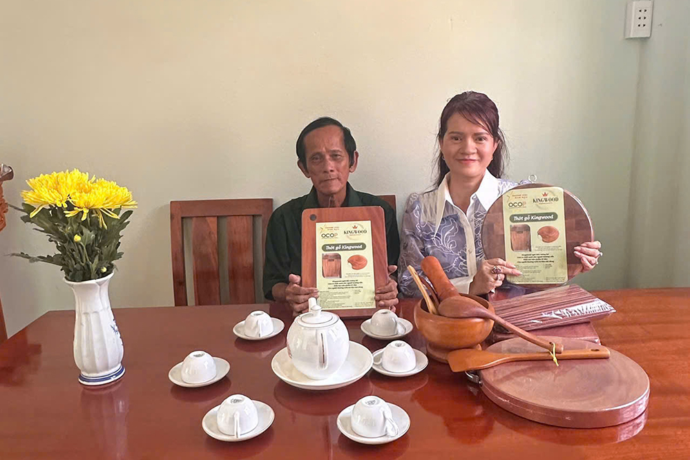 Tặng quà cho người có công